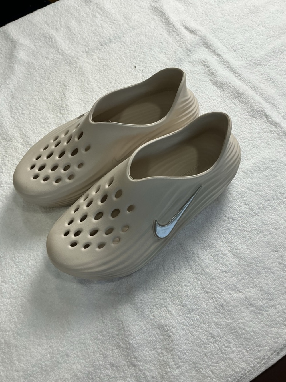 Nike Slip-On Foam Clog in Light Beige with Silver Swoosh